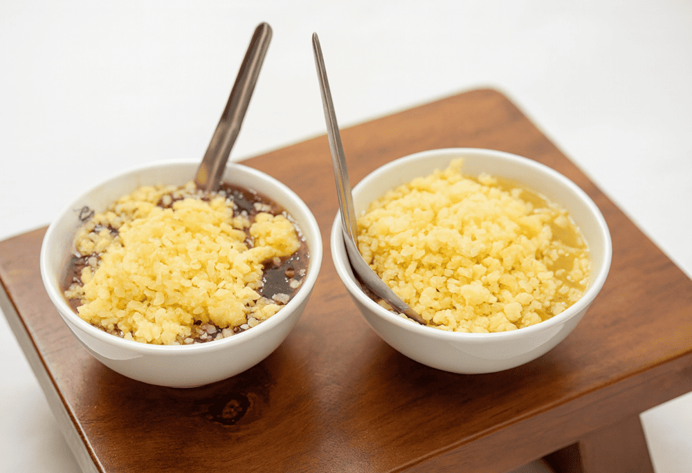 Sticky rice topped with fragrant coconut milk at Xoi Che Ba Thin